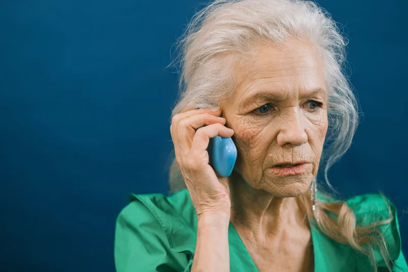 Une locataire âgée au téléphone
