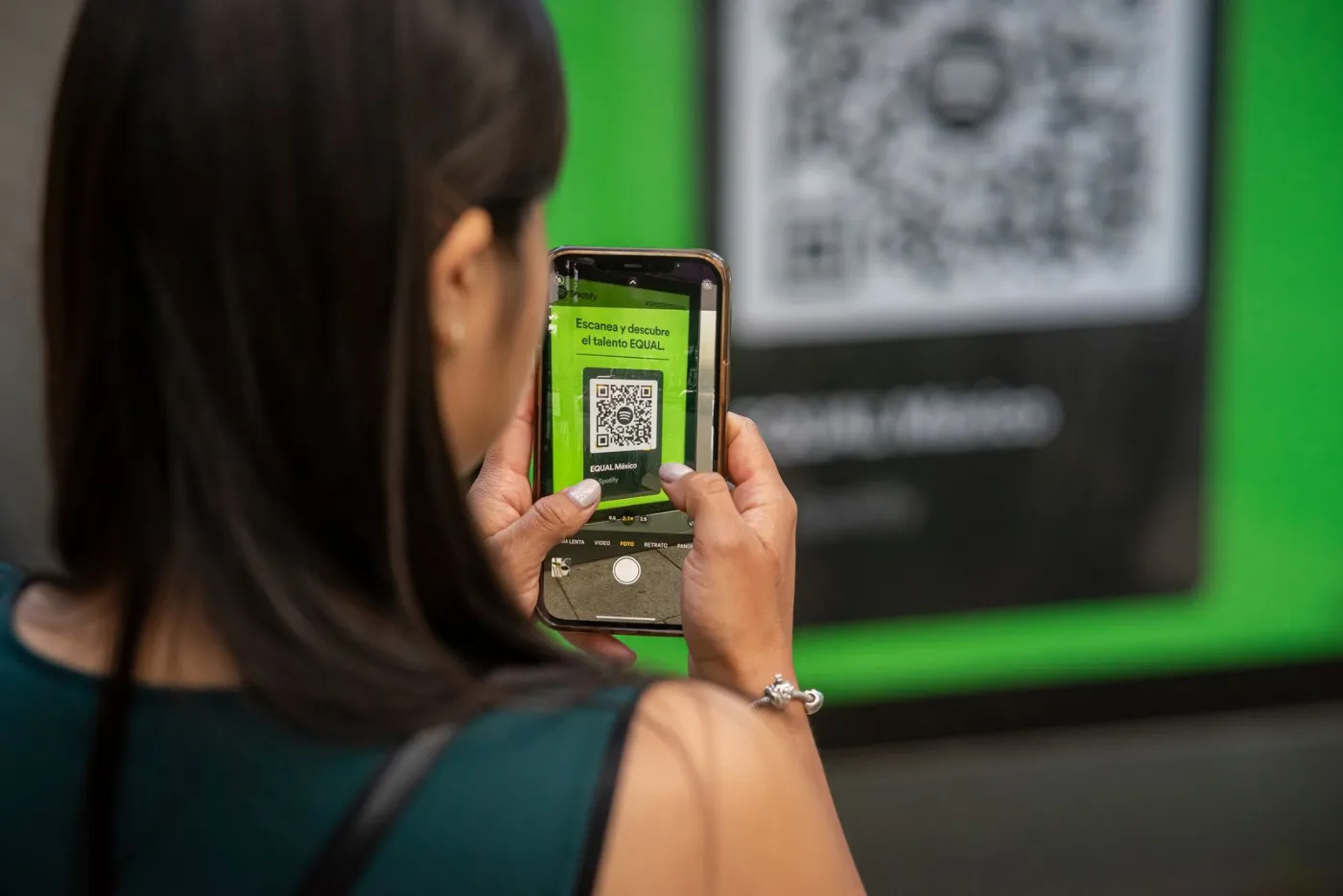 Une personne scanne un QR code avec son téléphone